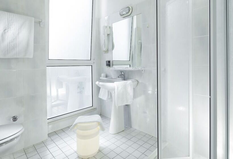 Pokój Rodzinny, Mocambo