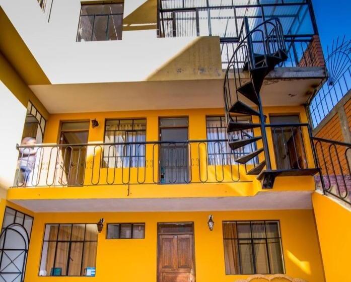 اتاق استاندارد چهارنفره با چشم‌انداز باغ, Cayesh Guest House