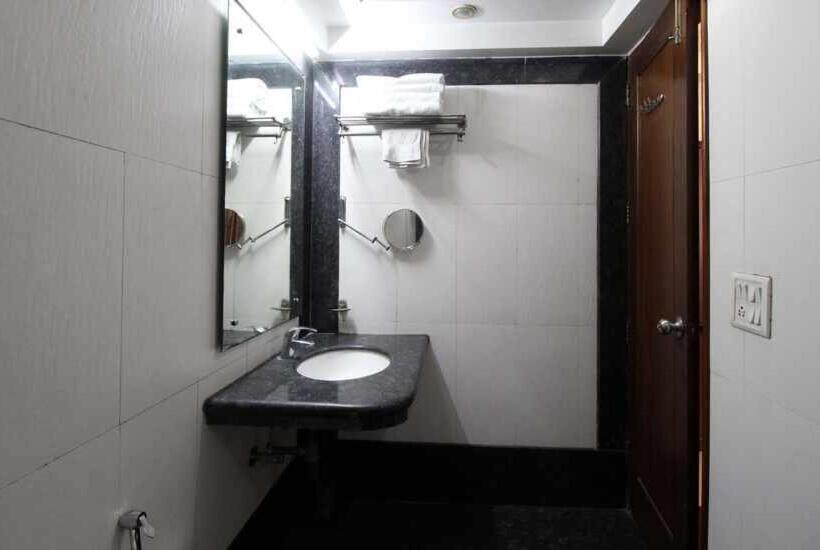 Номер Deluxe, Trimrooms Shipra @ New Delhi Railway Station