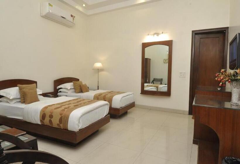 Номер Deluxe, Trimrooms Shipra @ New Delhi Railway Station