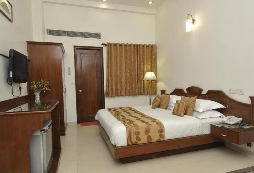 Номер Deluxe, Trimrooms Shipra @ New Delhi Railway Station