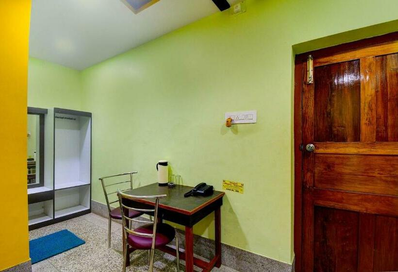 חדר קלאסי לשלושה, Oyo Flagship 81403c  Mani Tarini