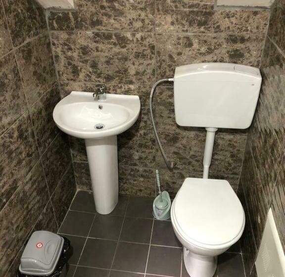 اتاق خانوادگی با چشم‌انداز کوه, Livadhi Guesthouse Komani Lake