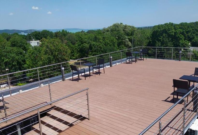 스탠다드 스튜디오 (테라스구비), Pauzo Balaton