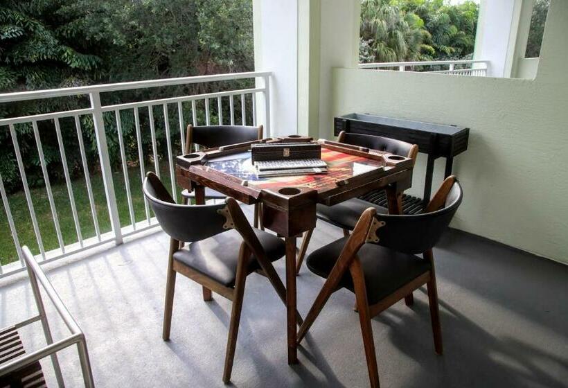 דירה בת חדר שינה 1 עם מרפסת, Upscale Resort Villa In The Heart Of Miami