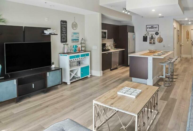 דירה בת חדר שינה 1 עם מרפסת, Upscale Resort Villa In The Heart Of Miami