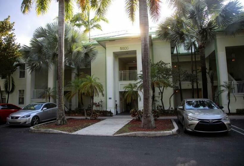 דירה בת חדר שינה 1 עם מרפסת, Upscale Resort Villa In The Heart Of Miami