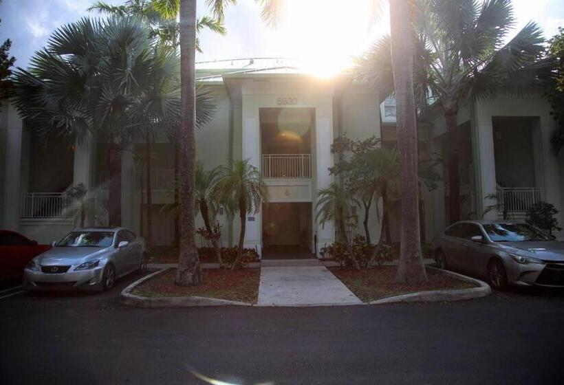 דירה בת חדר שינה 1 עם מרפסת, Upscale Resort Villa In The Heart Of Miami