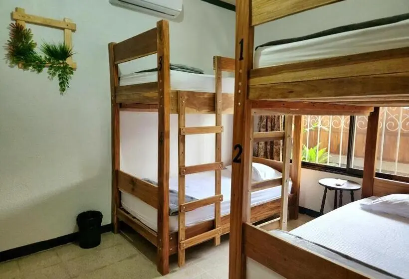 Neljän hengen Economy-huone jaetulla kylpyhuoneella, Hostel El Pretal