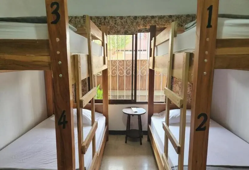 Neljän hengen Economy-huone jaetulla kylpyhuoneella, Hostel El Pretal
