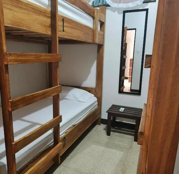 Neljän hengen Economy-huone jaetulla kylpyhuoneella, Hostel El Pretal