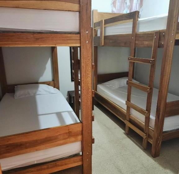 Четырехместный номер эконом класса с общей ванной комнатой, Hostel El Pretal