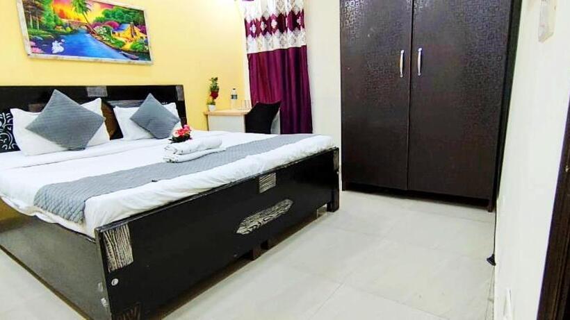 Deluxe Room, Nirvana Residency   East Of Kailash