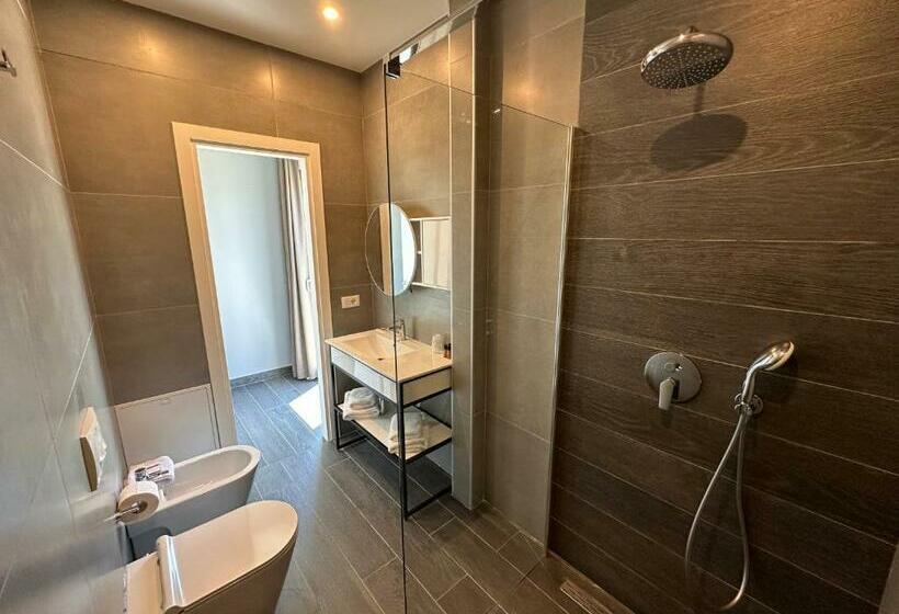 חדר סטנדרט נוף לים עם מרפסת, Split Rooftop Suites