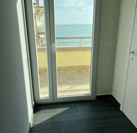 חדר סטנדרט נוף לים עם מרפסת, Split Rooftop Suites