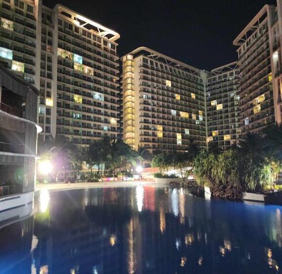 استودیوی لوکس, Azure Urban Resort Residences