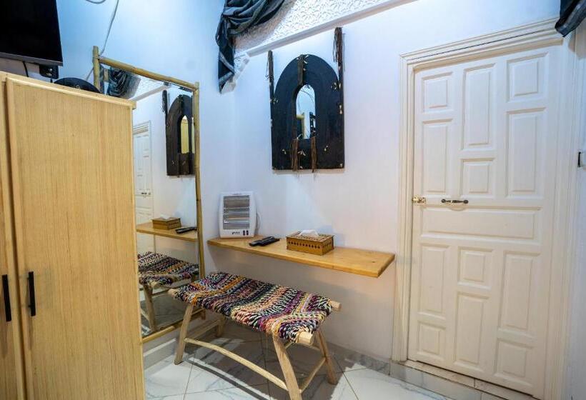 سوییت سوپریور, Riad Amr