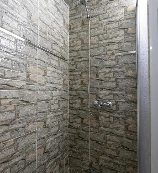 سوییت سوپریور, Riad Amr
