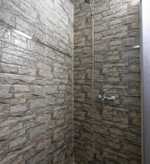 سوییت سوپریور, Riad Amr