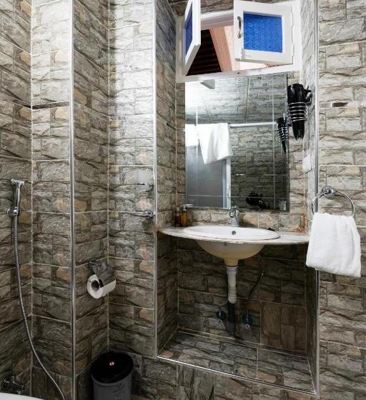 سوییت سوپریور, Riad Amr