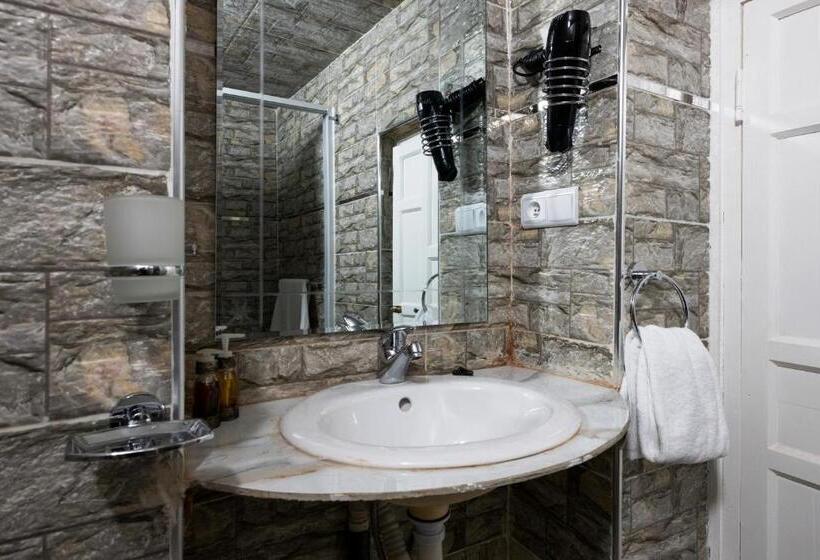 سوییت سوپریور, Riad Amr