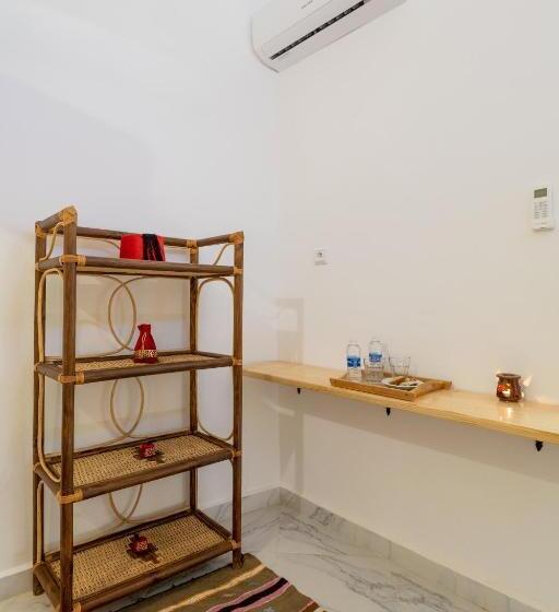 سوییت, Riad Amr