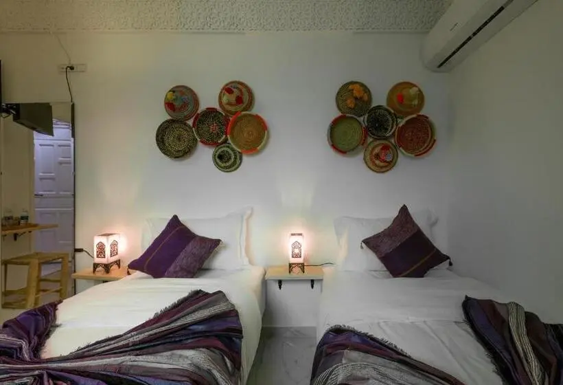 اتاق عادی, Riad Amr