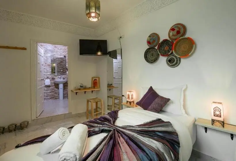 اتاق عادی, Riad Amr