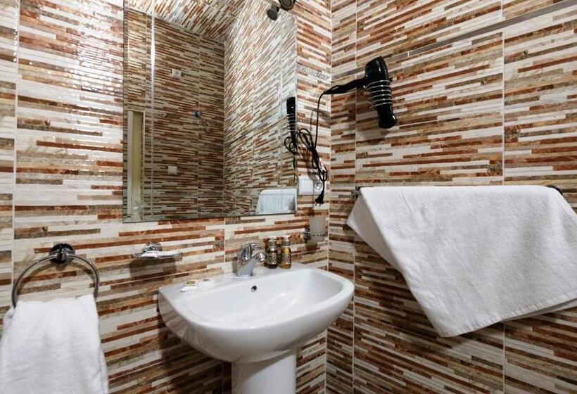 اتاق عادی, Riad Amr