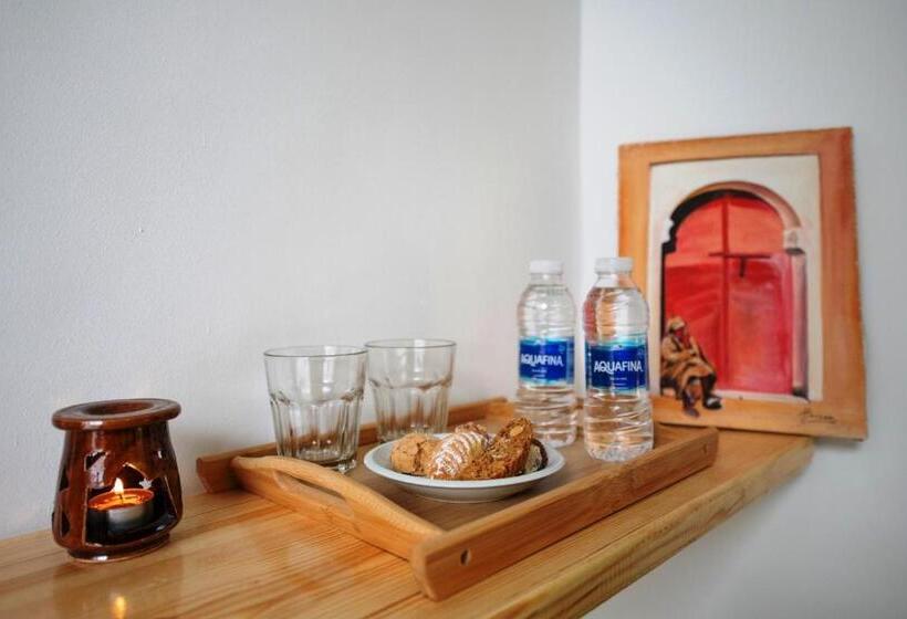 اتاق عادی, Riad Amr