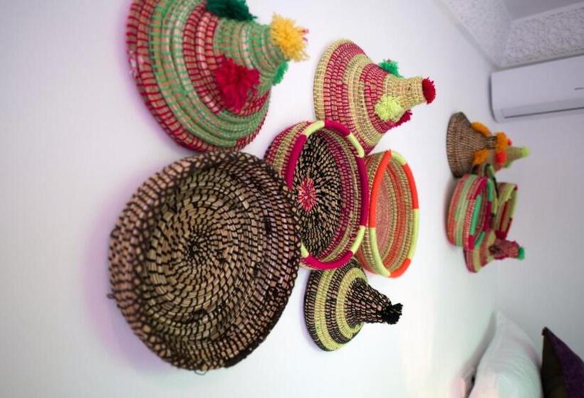 اتاق عادی, Riad Amr