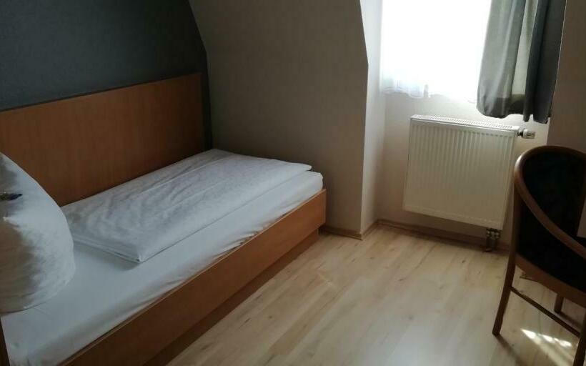 标准单人间, Alte Apotheke