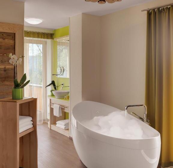 جناح مزوَّد بشرفة, Der Bäume