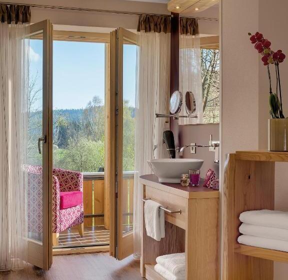 جناح مزود بتراس, Der Bäume