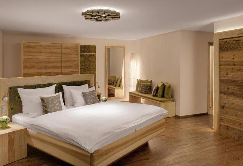 جناح مزوَّد بشرفة, Der Bäume