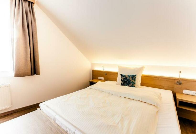 شقة غرفة واحدة, Meyers Hofcafe