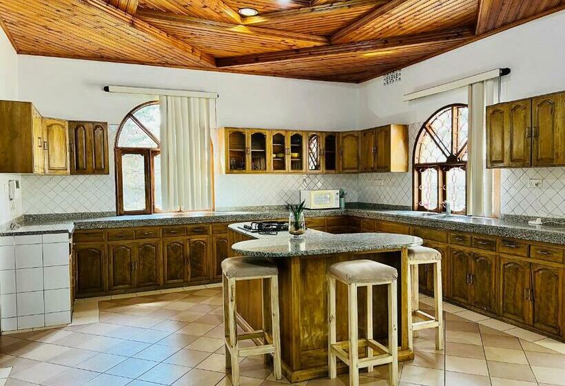 غرفة قياسية, Mahali Muzuri, Arusha