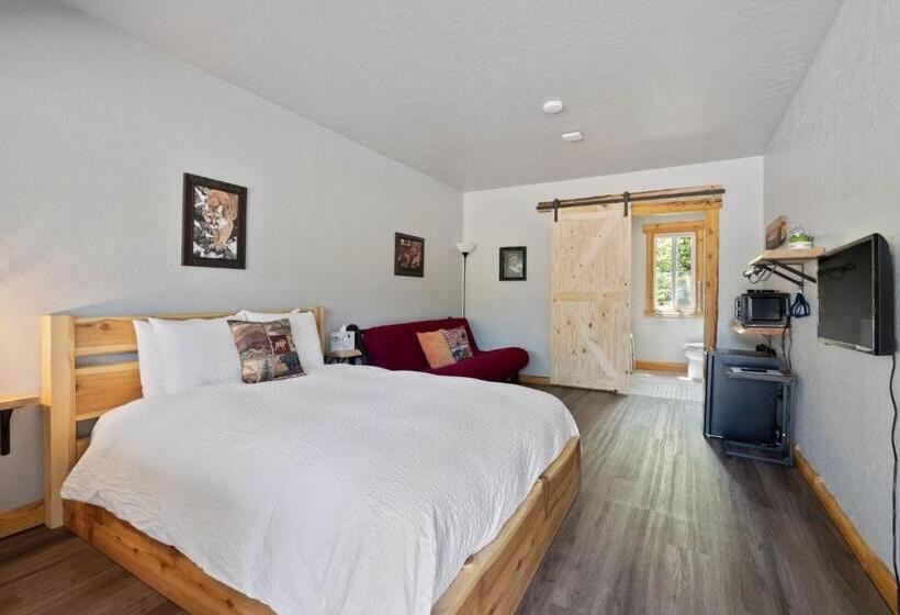 جناح جونيور, Lake Village Lodge