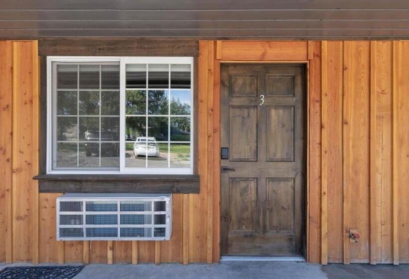 سوییت جونیور, Lake Village Lodge