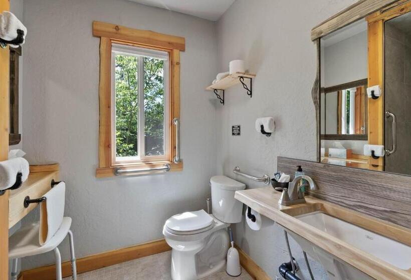 جناح جونيور, Lake Village Lodge