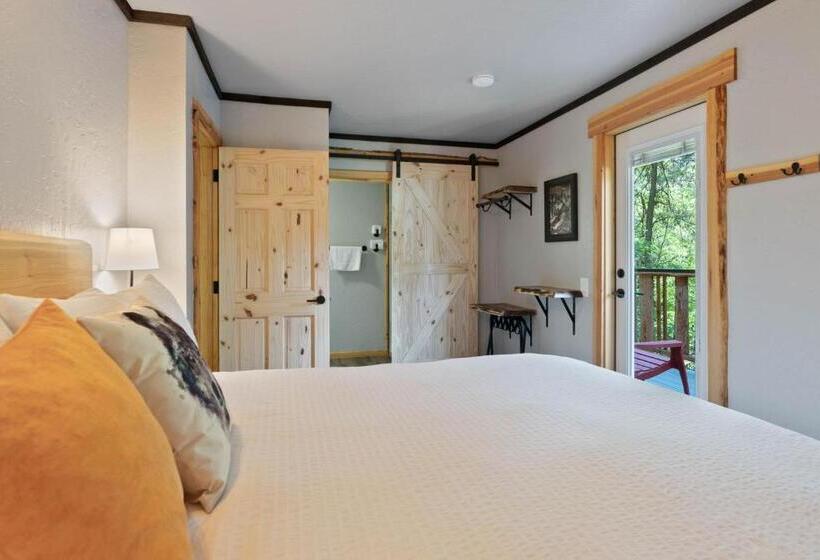 جناح مزوَّد بشرفة, Lake Village Lodge