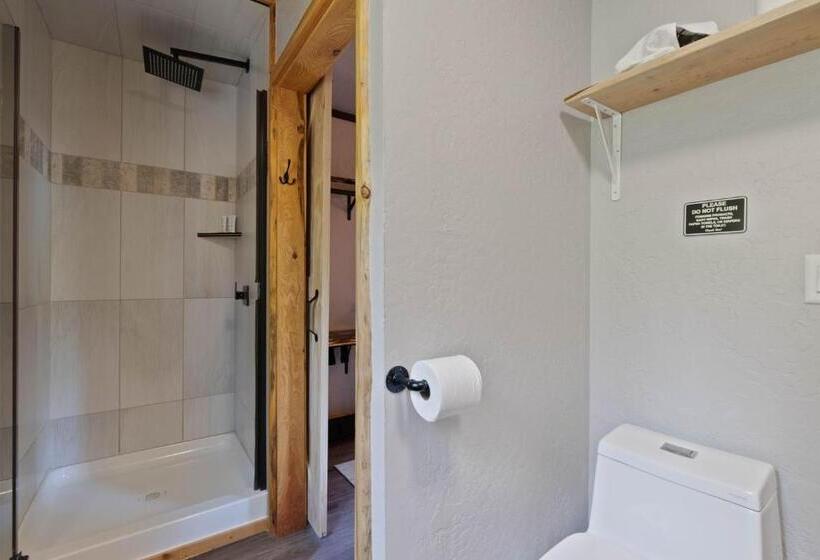 جناح مزوَّد بشرفة, Lake Village Lodge