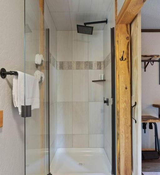 جناح مزوَّد بشرفة, Lake Village Lodge