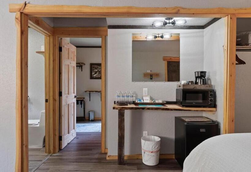 Люкс с Балконом, Lake Village Lodge