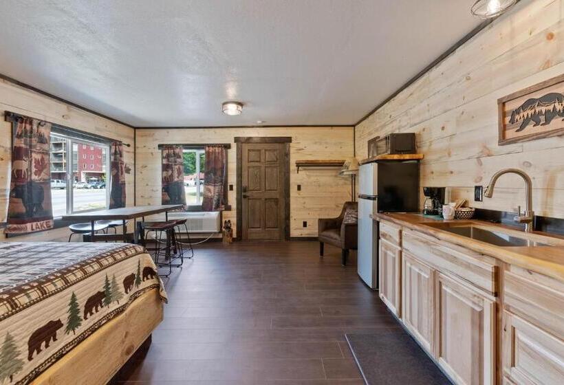 استودیوی لوکس, Lake Village Lodge