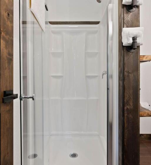 جناح عائلي, Lake Village Lodge