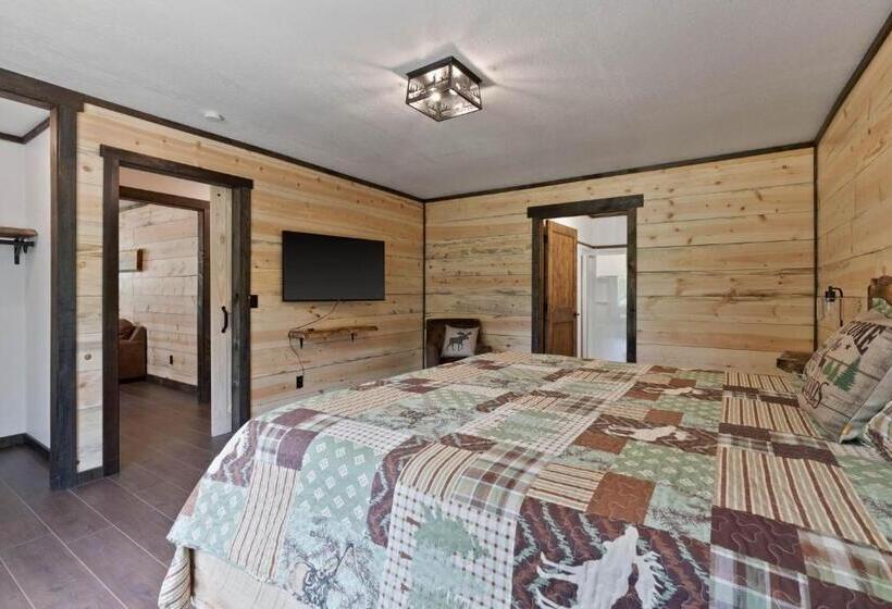 جناح عائلي, Lake Village Lodge