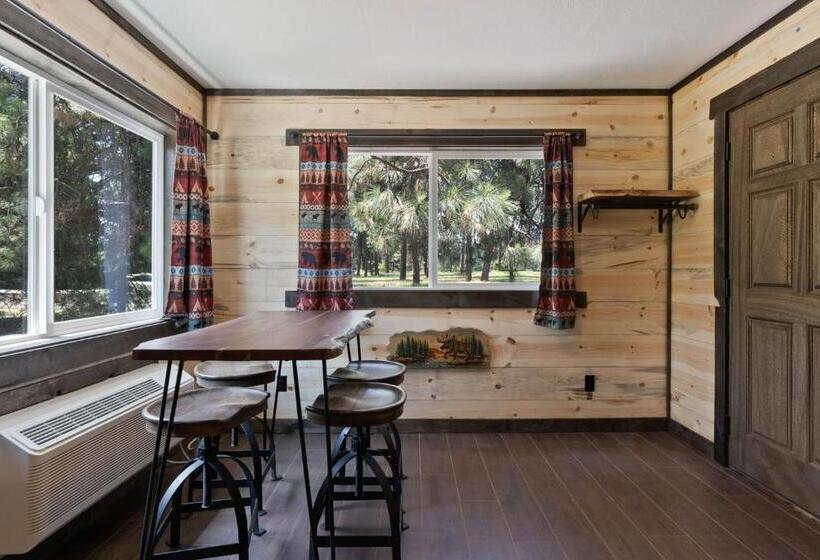 جناح عائلي, Lake Village Lodge