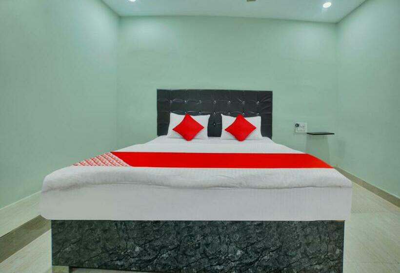 اتاق کلاسیک سه تخته, Spot On Sri Datta Grand Inn