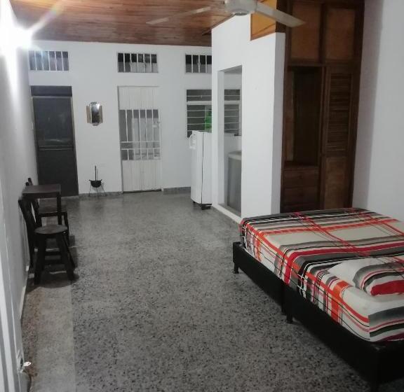 اتاق خانوادگی, Casa De Relajación Low Cost